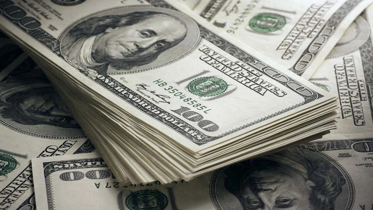 تراجع الدولار عن أعلى مستوياته في 10 أشهر قبل اجتماعات البنوك المركزية